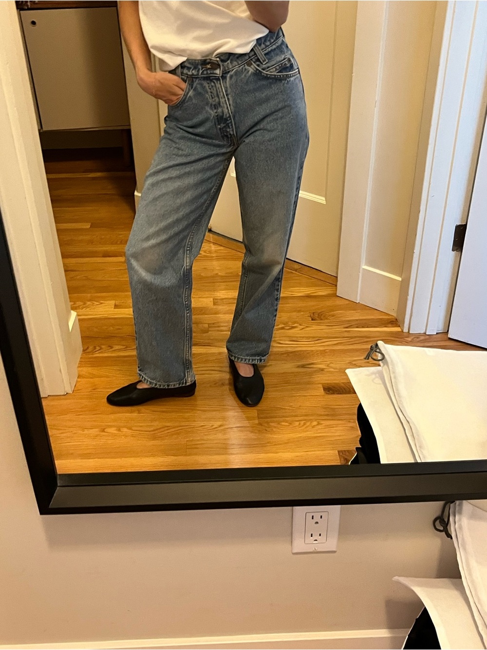 Levi's Relaxed Straight Jeans in Light Blue Wash - Picture 2 of 11